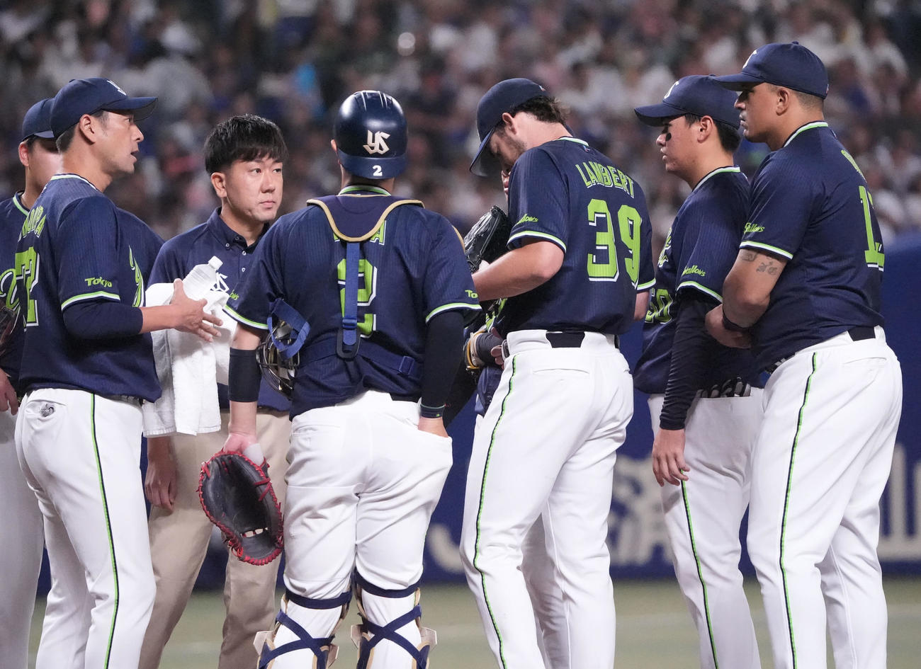 中日対ヤクルト　6回裏中日1死一、三塁、マウンドのランバート（右から3人目）のもとに集まるヤクルトナイン（撮影・森本幸一）