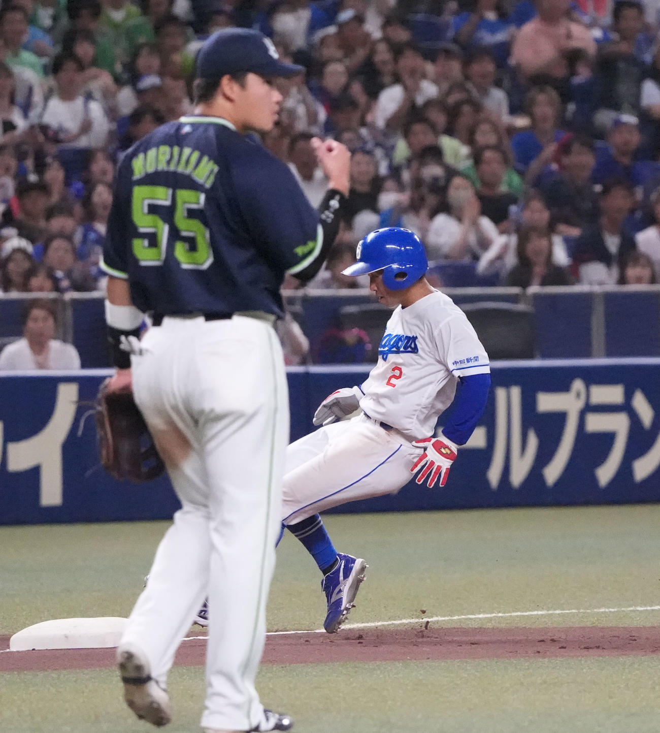 中日対ヤクルト　6回裏中日無死一塁、田中（右）はブライトの犠打で一塁から三塁へ進む（撮影・森本幸一）