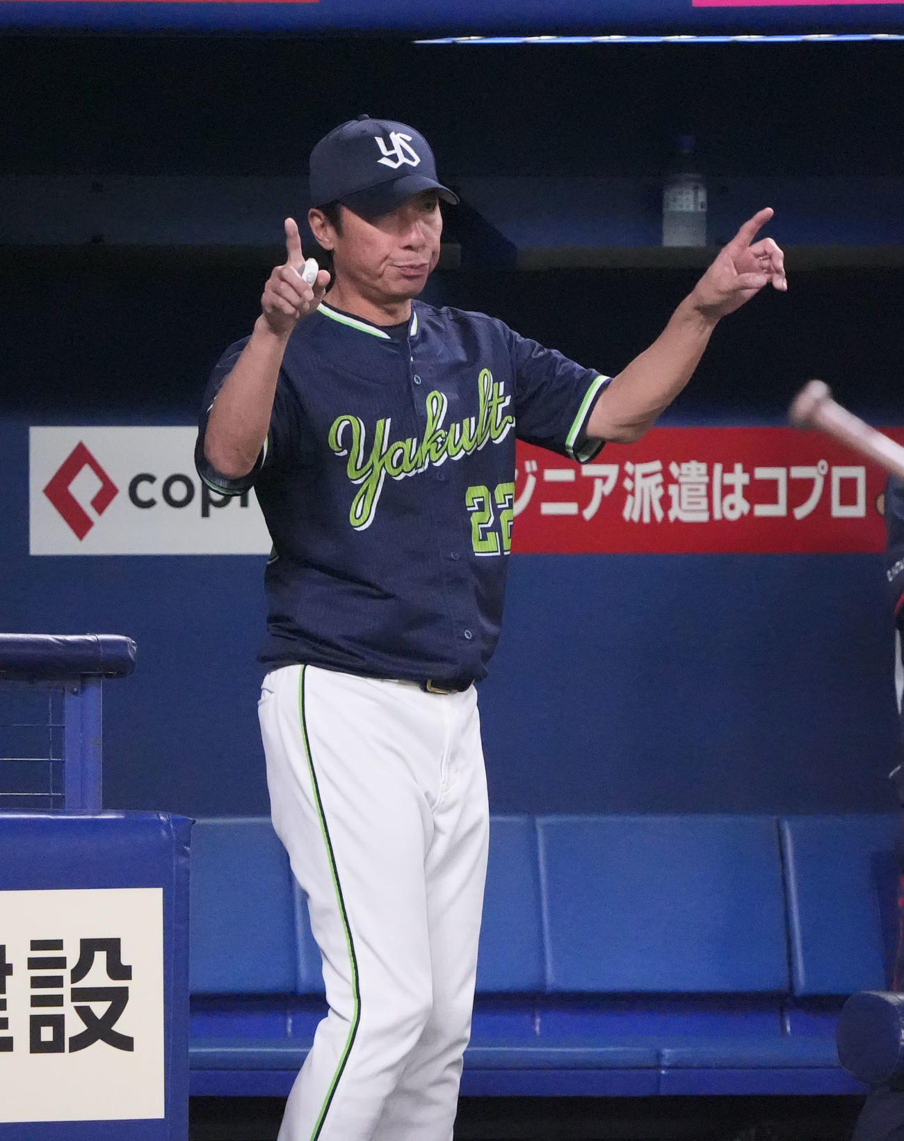 中日対ヤクルト　4回表ヤクルト無死一塁、一塁の判定にリクエストする高津監督（撮影・森本幸一）