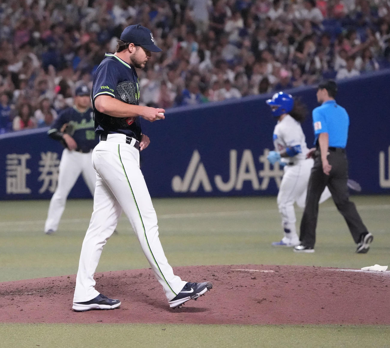 中日対ヤクルト　5回裏中日無死、ランバート（左）はチェイビスに左越え本塁打を打たれる（撮影・森本幸一）