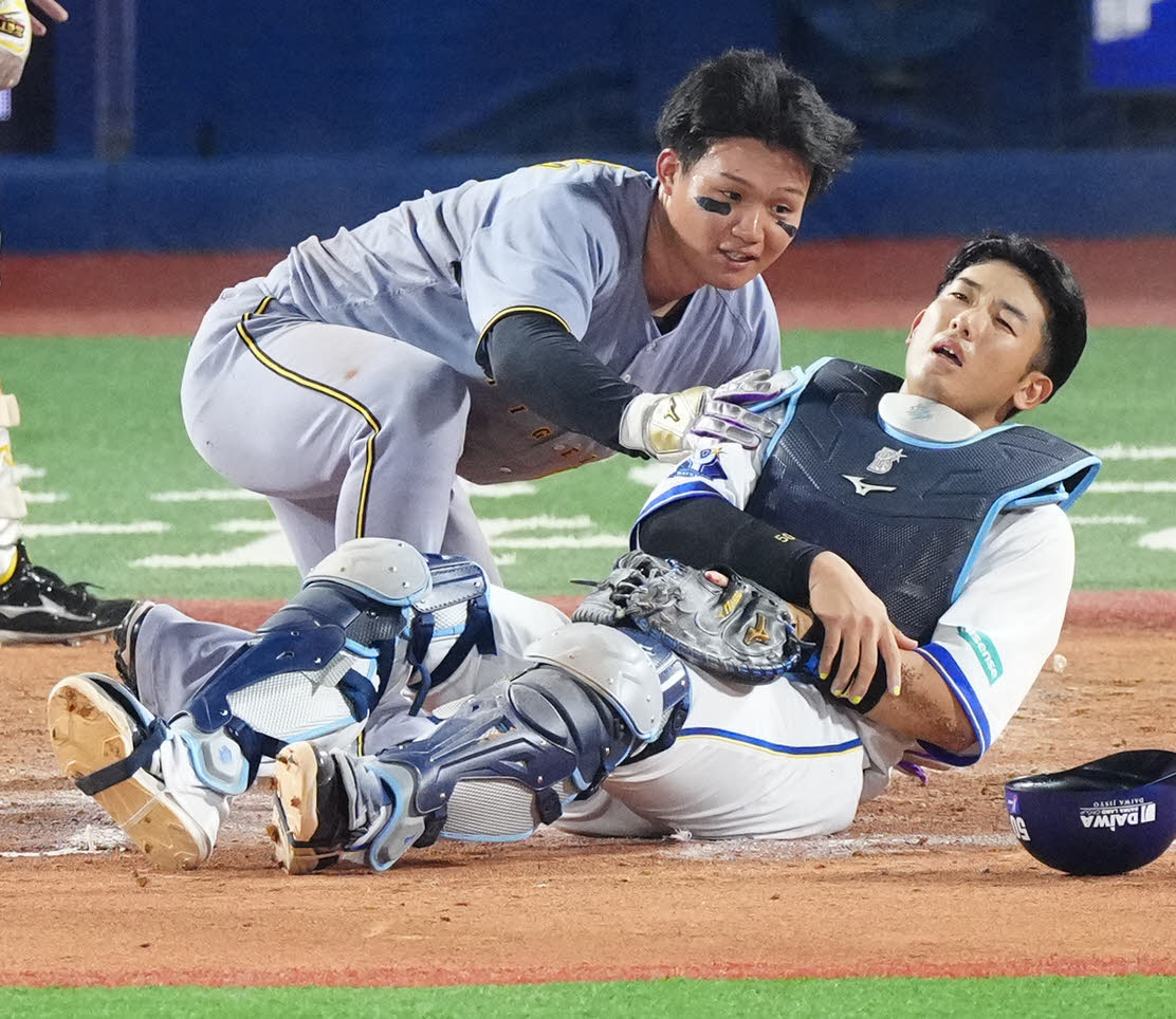 DeNA対阪神　4回表阪神1死一塁、大山の先制適時二塁打で生還の森下（左）と交錯した捕手山本（撮影・江口和貴）