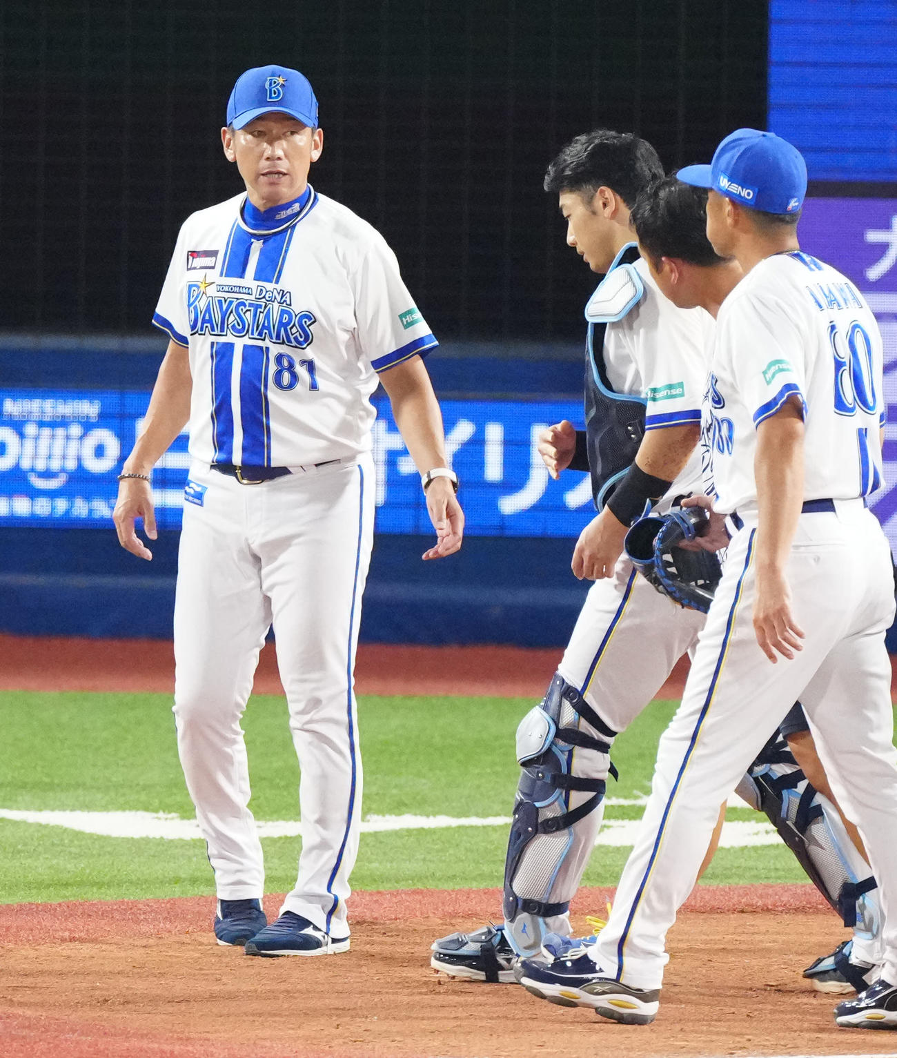 DeNA対阪神　4回表、負傷したDeNA捕手山本（左から2人目）を心配する三浦監督（撮影・江口和貴）