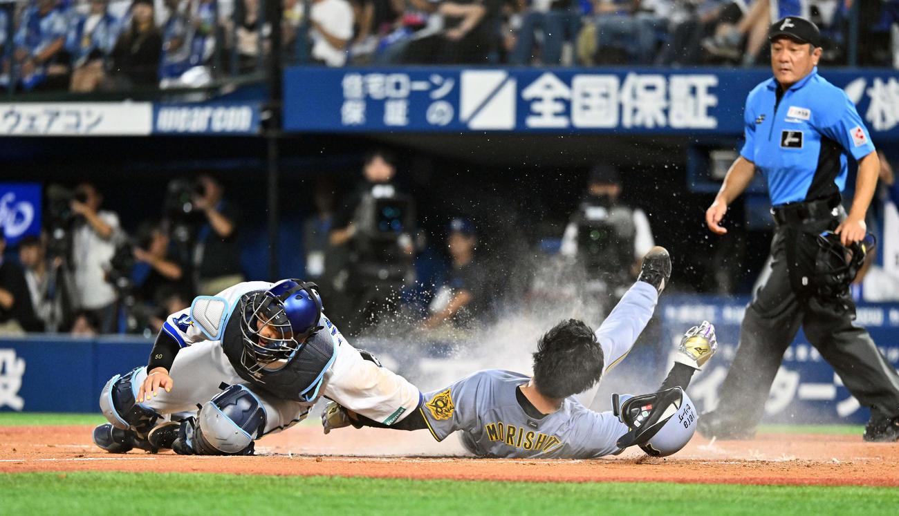 DeNA対阪神　4回表阪神1死一塁、大山の適時二塁打で生還する森下（右）は山本と交錯する（撮影・滝沢徹郎）
