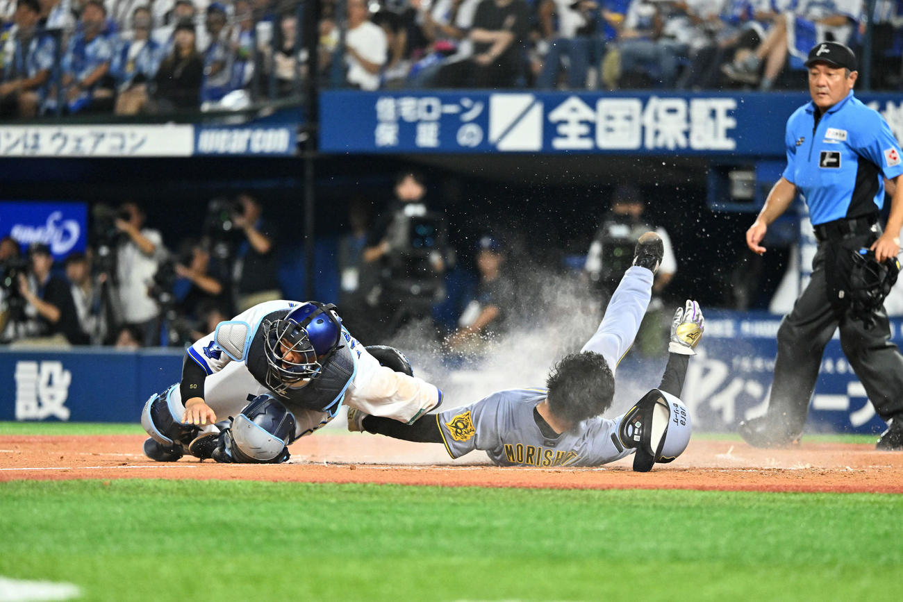 DeNA対阪神　4回表阪神1死一塁、大山の適時二塁打で生還する森下（右）は山本と交錯する（撮影・滝沢徹郎）