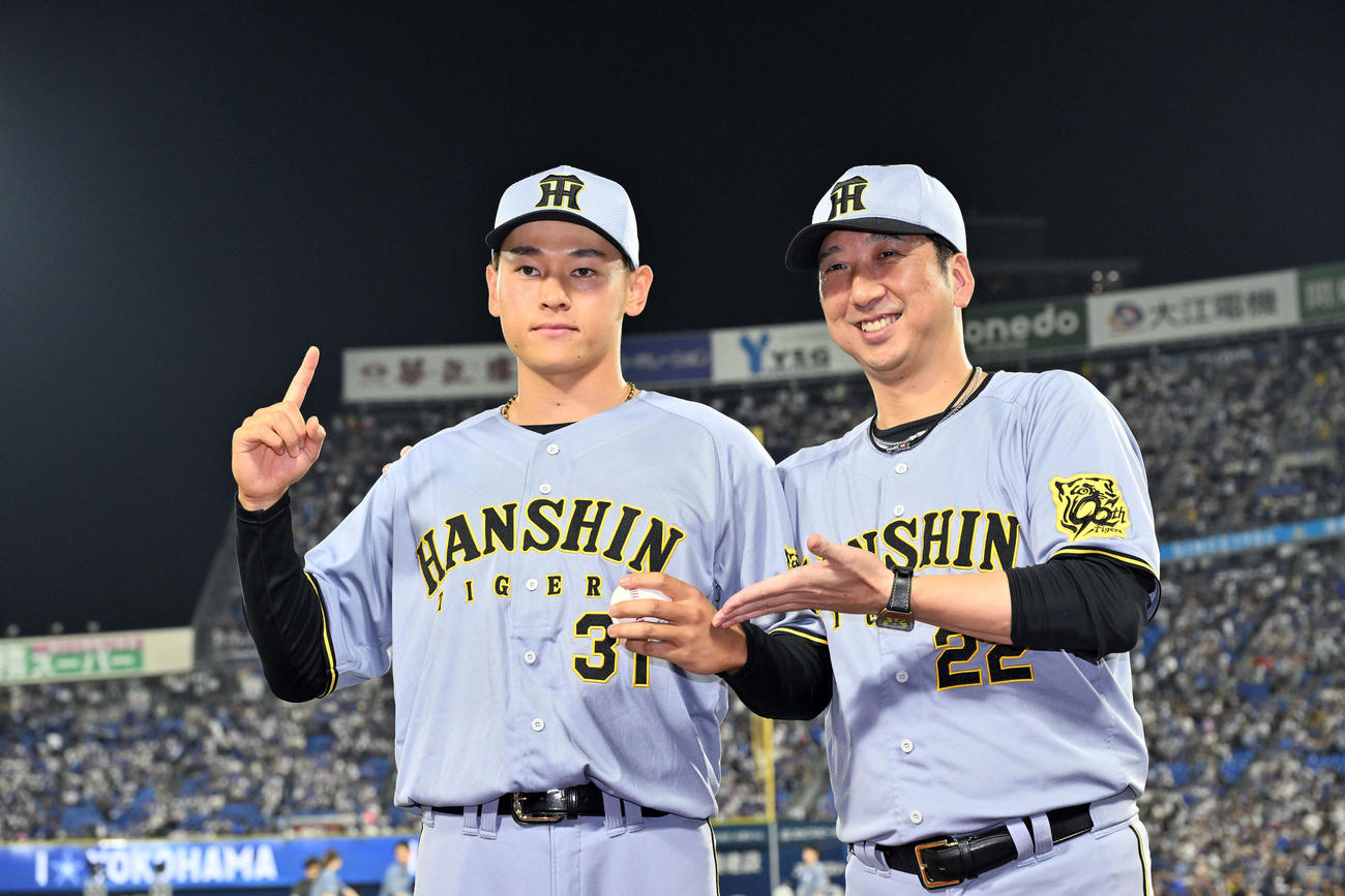 DeNA対阪神　試合後、プロ初勝利の阪神早川（左）は藤川監督と記念撮影する（撮影・滝沢徹郎）