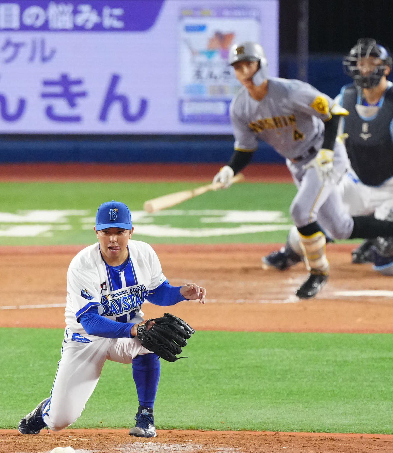 DeNA対阪神　4回表阪神1死三塁、熊谷（後方左）に中前適時打を浴びる東（撮影・江口和貴）