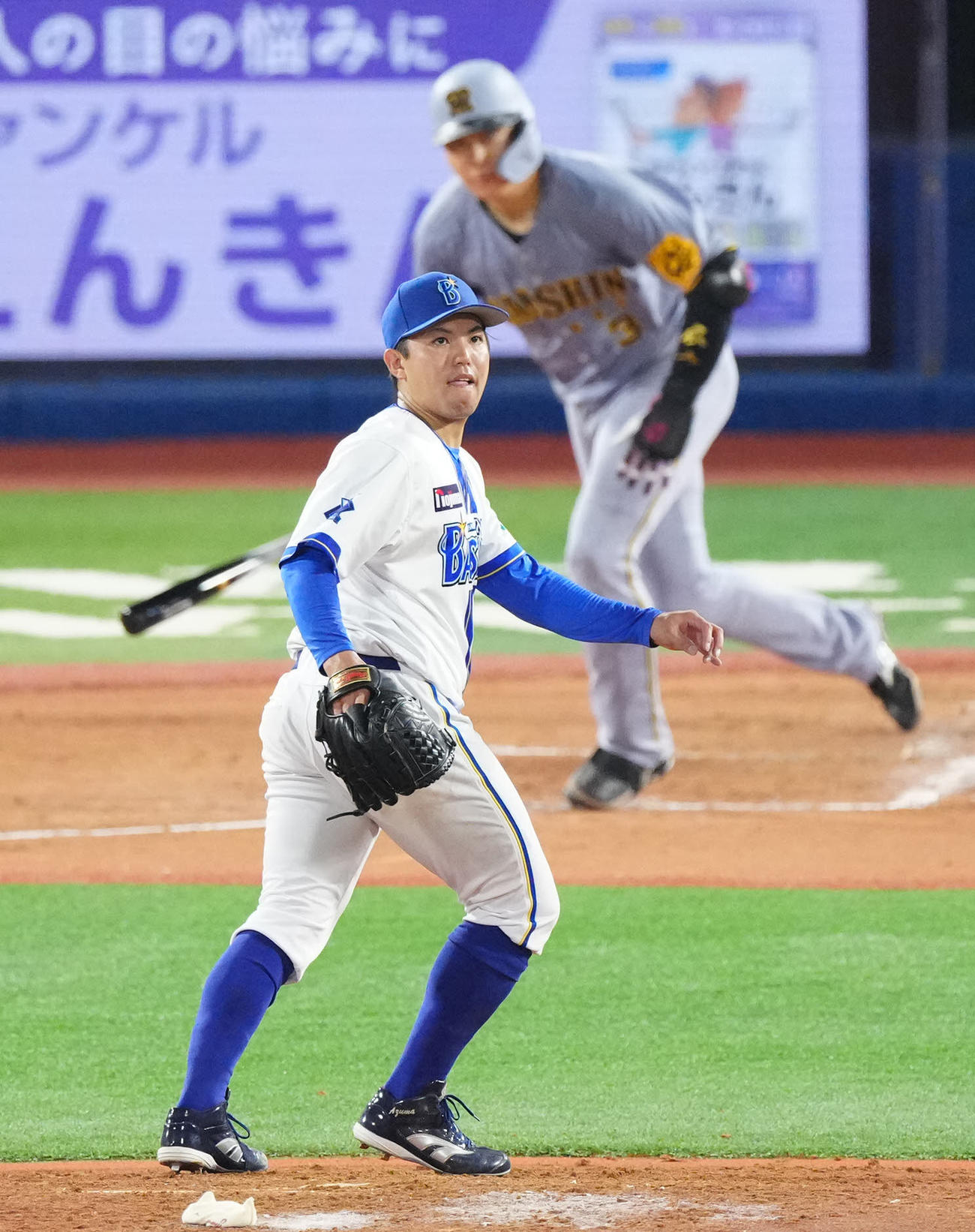DeNA対阪神　4回表阪神1死一塁、大山（後方）に先制適時二塁打を浴びる東（撮影・江口和貴）