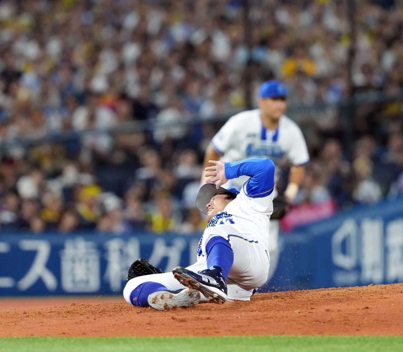 DeNA対阪神　2回表阪神2死三塁、中野の遊ゴロにグラブを伸ばし体勢を崩す東（撮影・たえ見朱実）