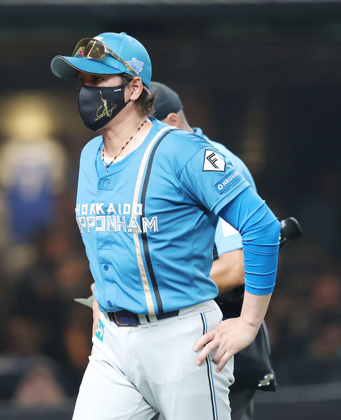 西武対日本ハム　4回裏西武無死一、二塁、投手交代を告げる新庄監督（撮影・河田真司）