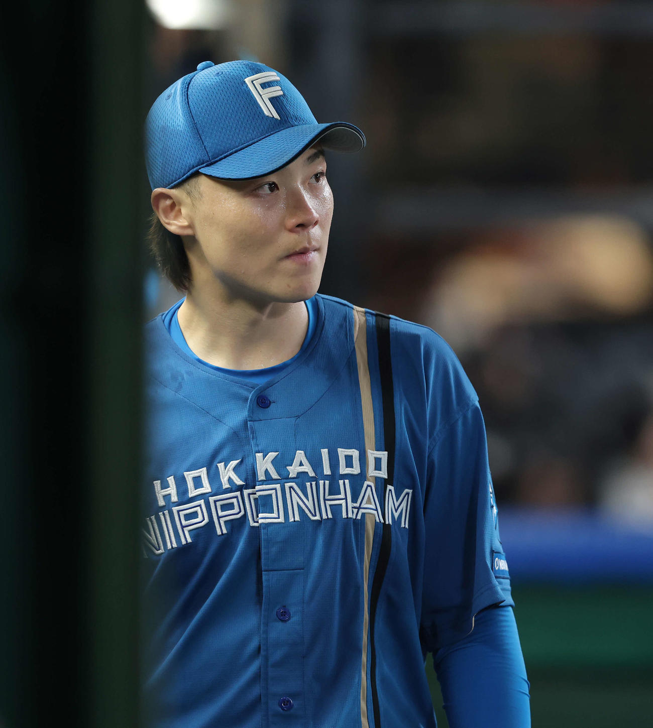 西武対日本ハム　4回裏西武無死一、二塁、降板する山崎（撮影・河田真司）