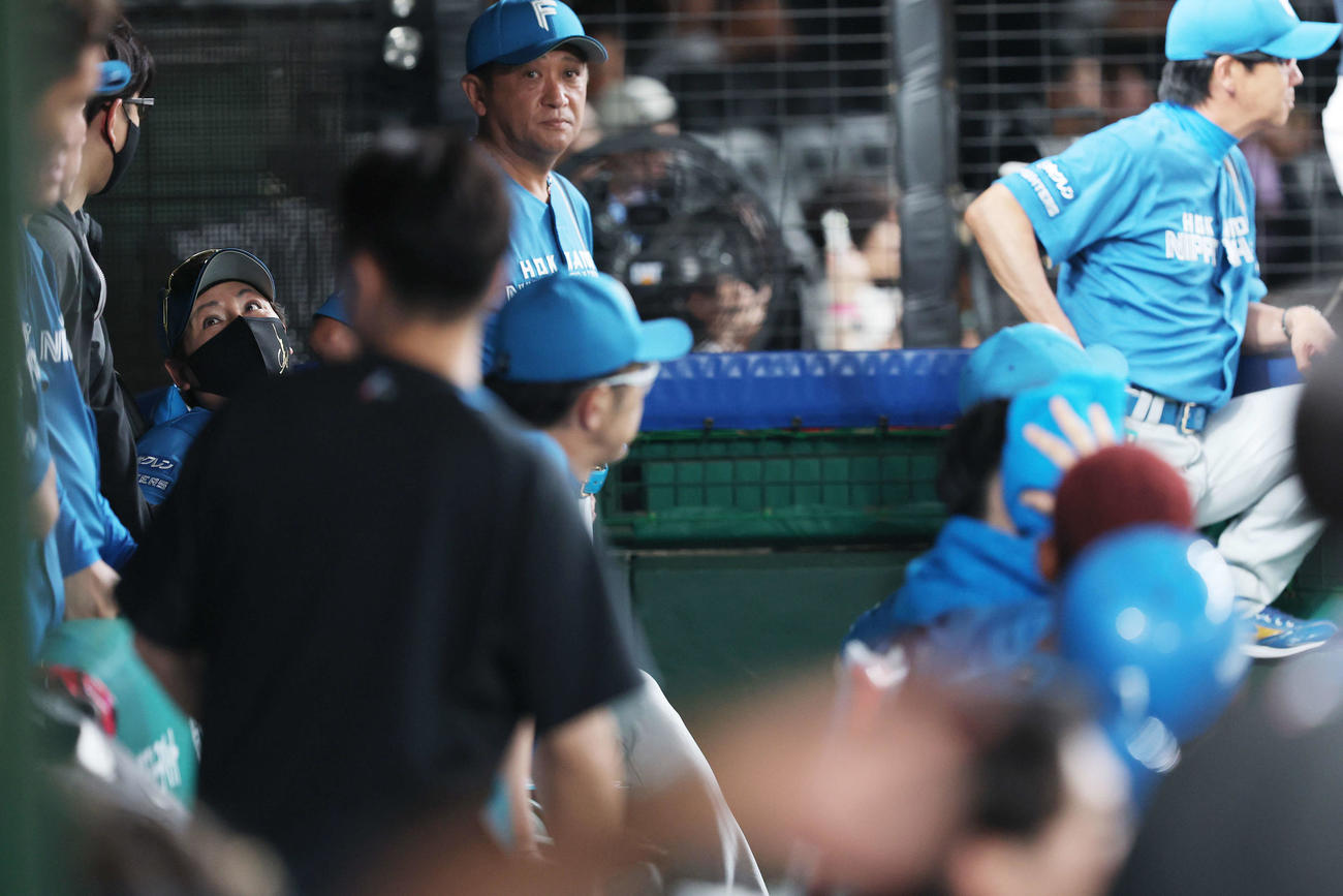 西武対日本ハム　9回表日本ハム無死、球場内一部停電により一時試合中断となり、再開を待つ新庄監督（左）（撮影・河田真司）