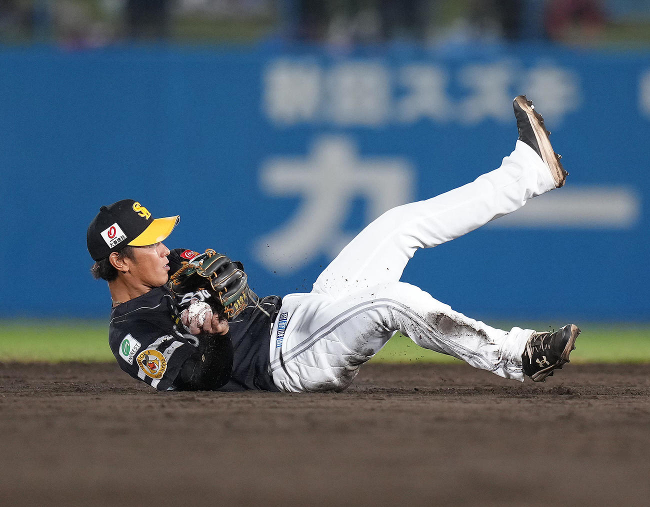 楽天対ソフトバンク　5回裏楽天1死一塁、辰己の打球を体勢を崩しながら二塁に送球し遊併殺打とした今宮（撮影・足立雅史）