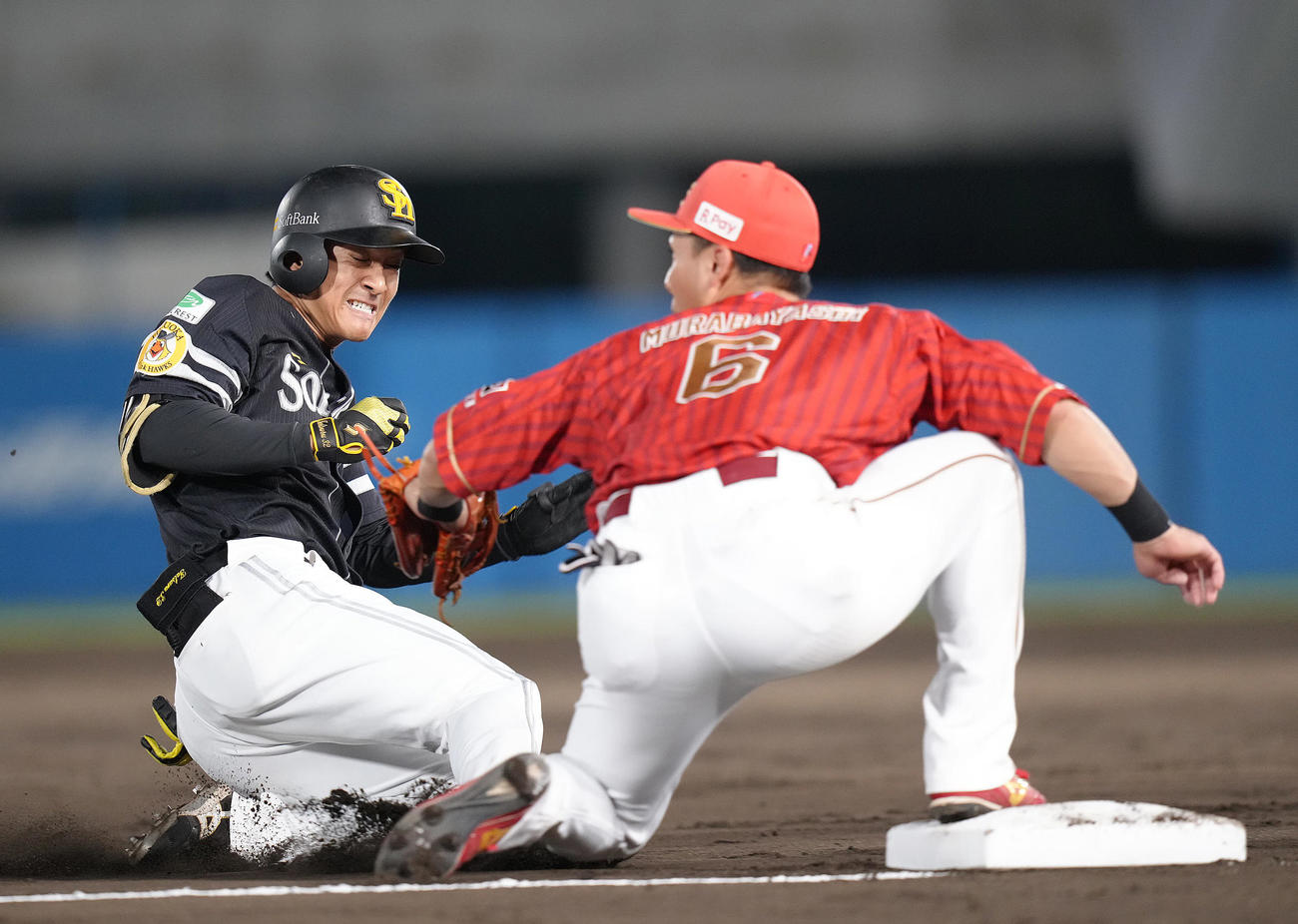 楽天対ソフトバンク　4回表ソフトバンク1死二塁、柳町（左）の左前打を左翼手ゴンザレスが後逸、三塁に進塁する（撮影・足立雅史）