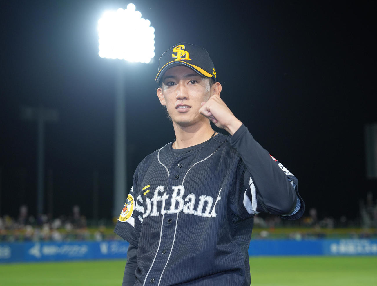 楽天対ソフトバンク　3勝目を挙げガッツポーズするソフトバンク大津（撮影・足立雅史）