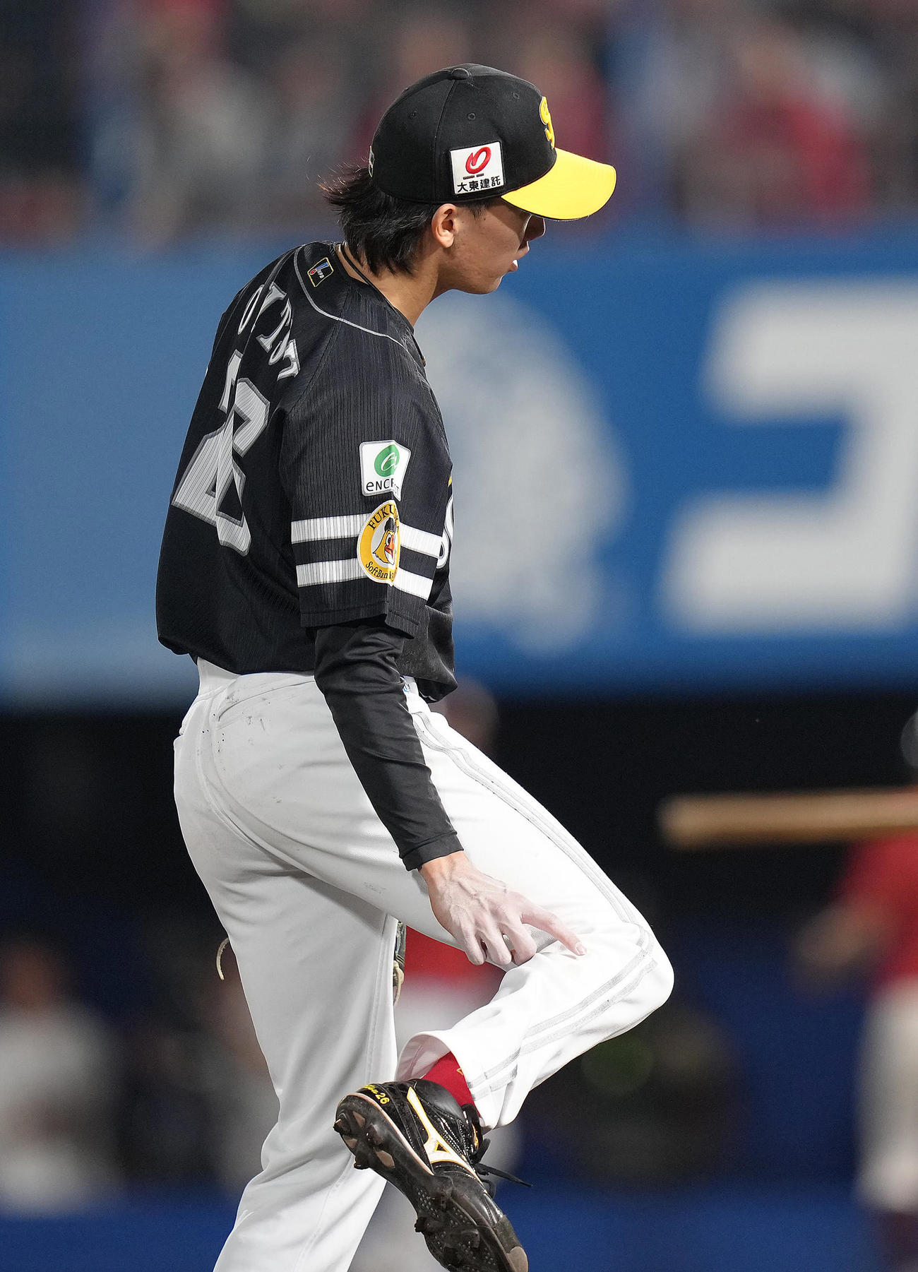 楽天対ソフトバンク　5回を無失点で終えたソフトバンク大津は右足を気にしながらベンチに戻る（撮影・足立雅史）