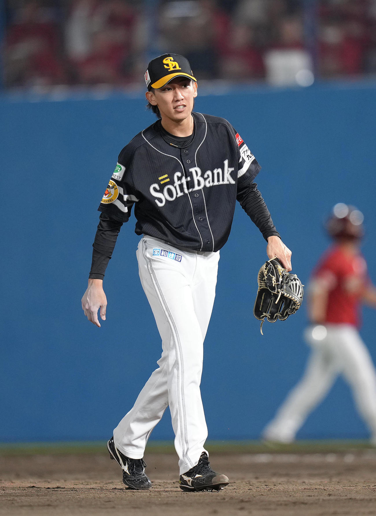 楽天対ソフトバンク　5回を無失点で終えたソフトバンク大津は足を気にしながらベンチに戻る（撮影・足立雅史）