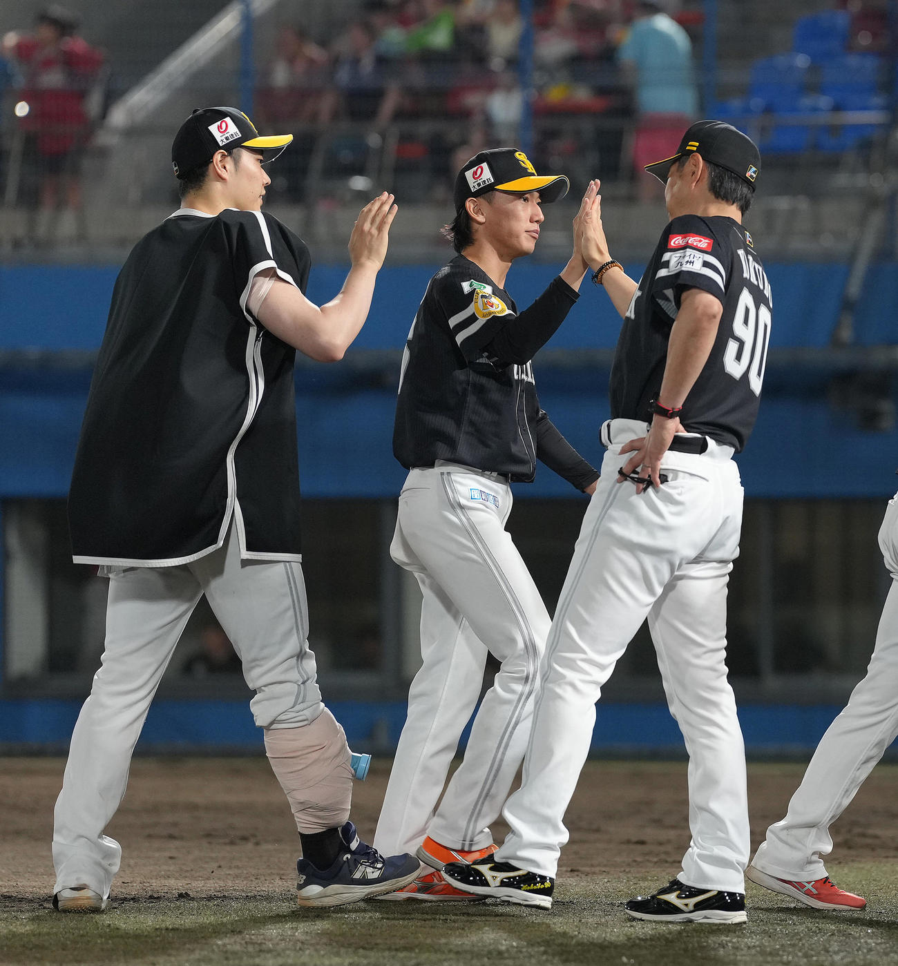 楽天対ソフトバンク　楽天に勝利し3勝目を挙げたソフトバンク大津（中央）をタッチで迎える小久保監督（撮影・足立雅史）