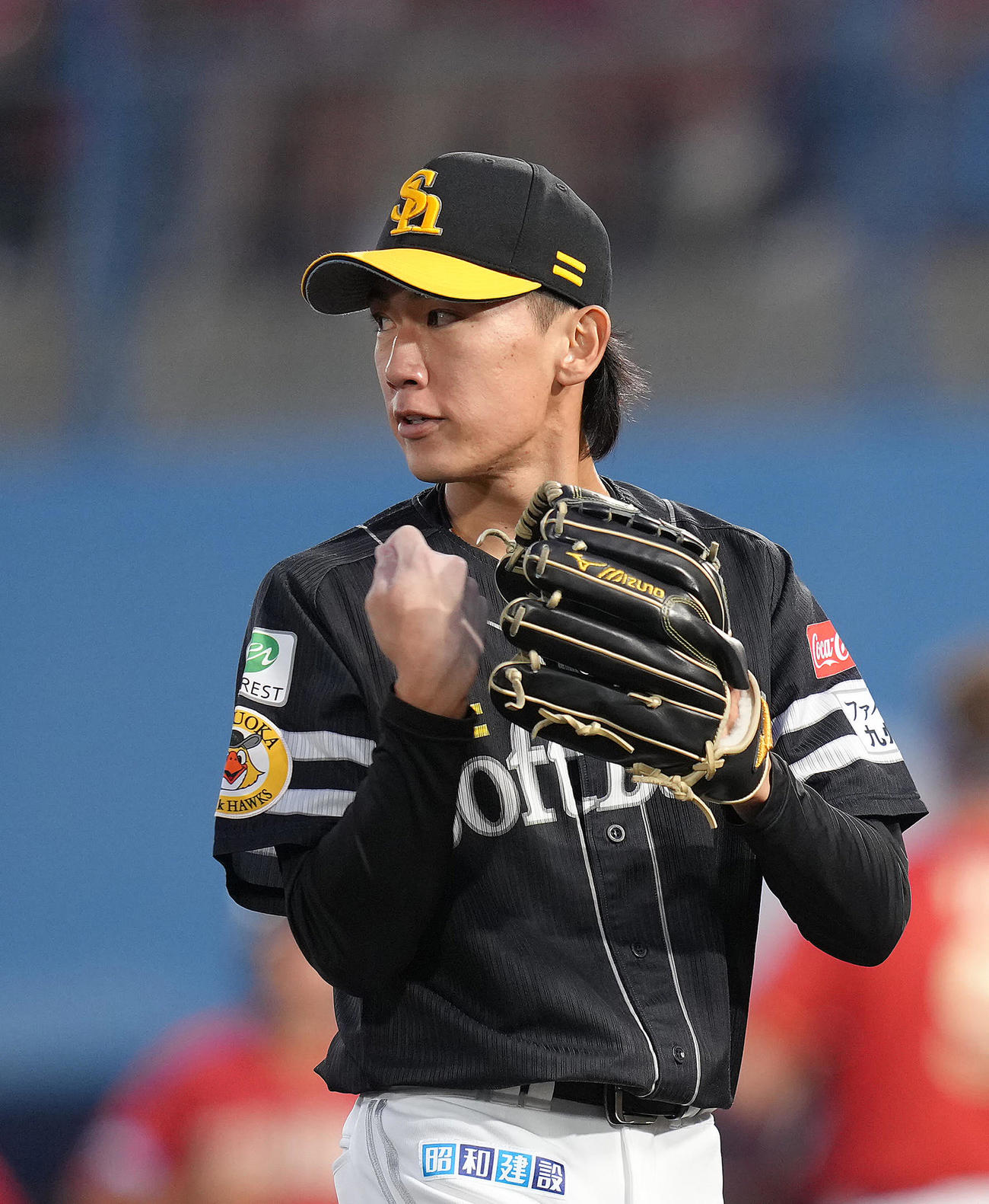 楽天対ソフトバンク　初回を無失点に抑えグラブをたたくソフトバンク先発の大津（撮影・足立雅史）