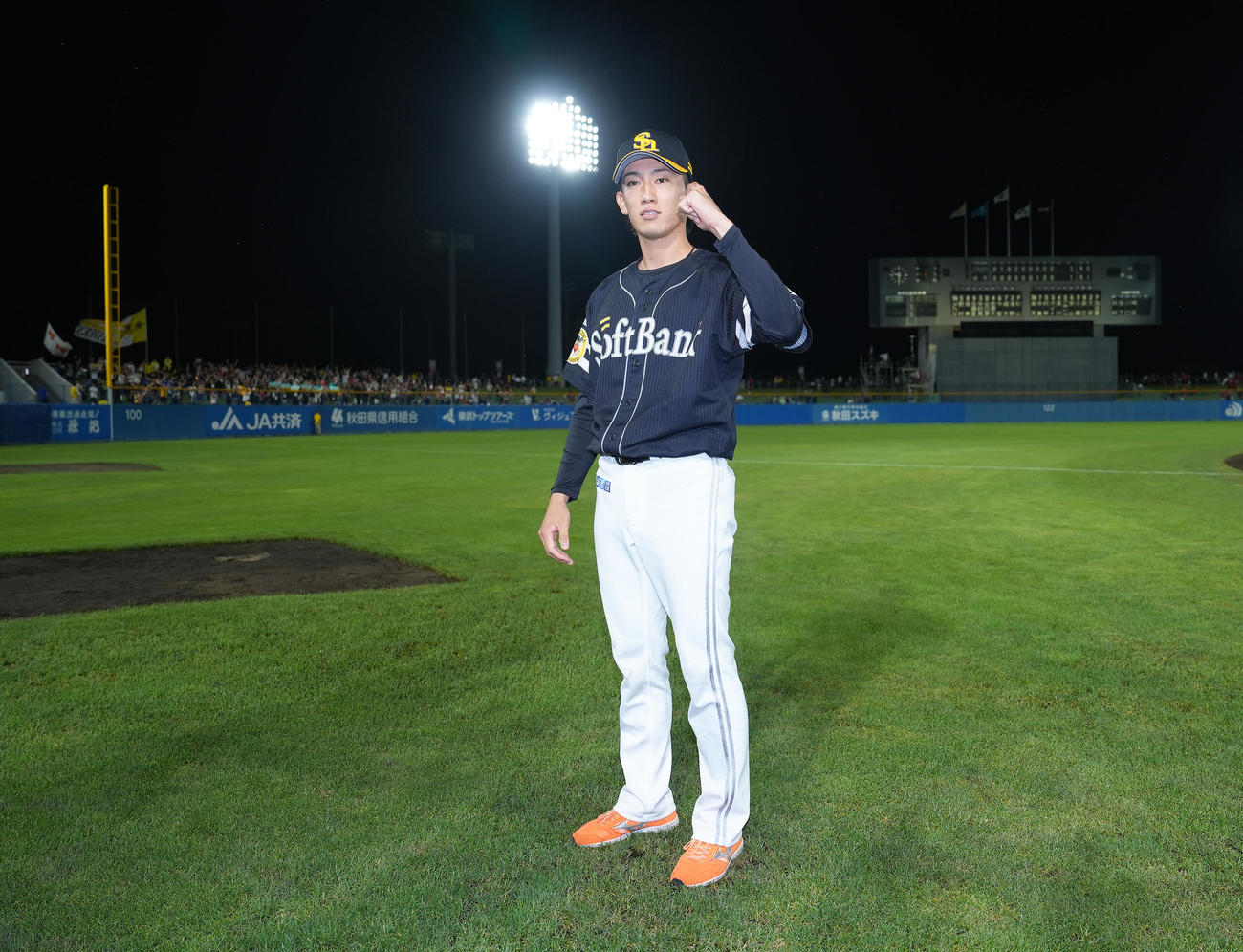 楽天対ソフトバンク　3勝目を挙げガッツポーズするソフトバンク大津（撮影・足立雅史）