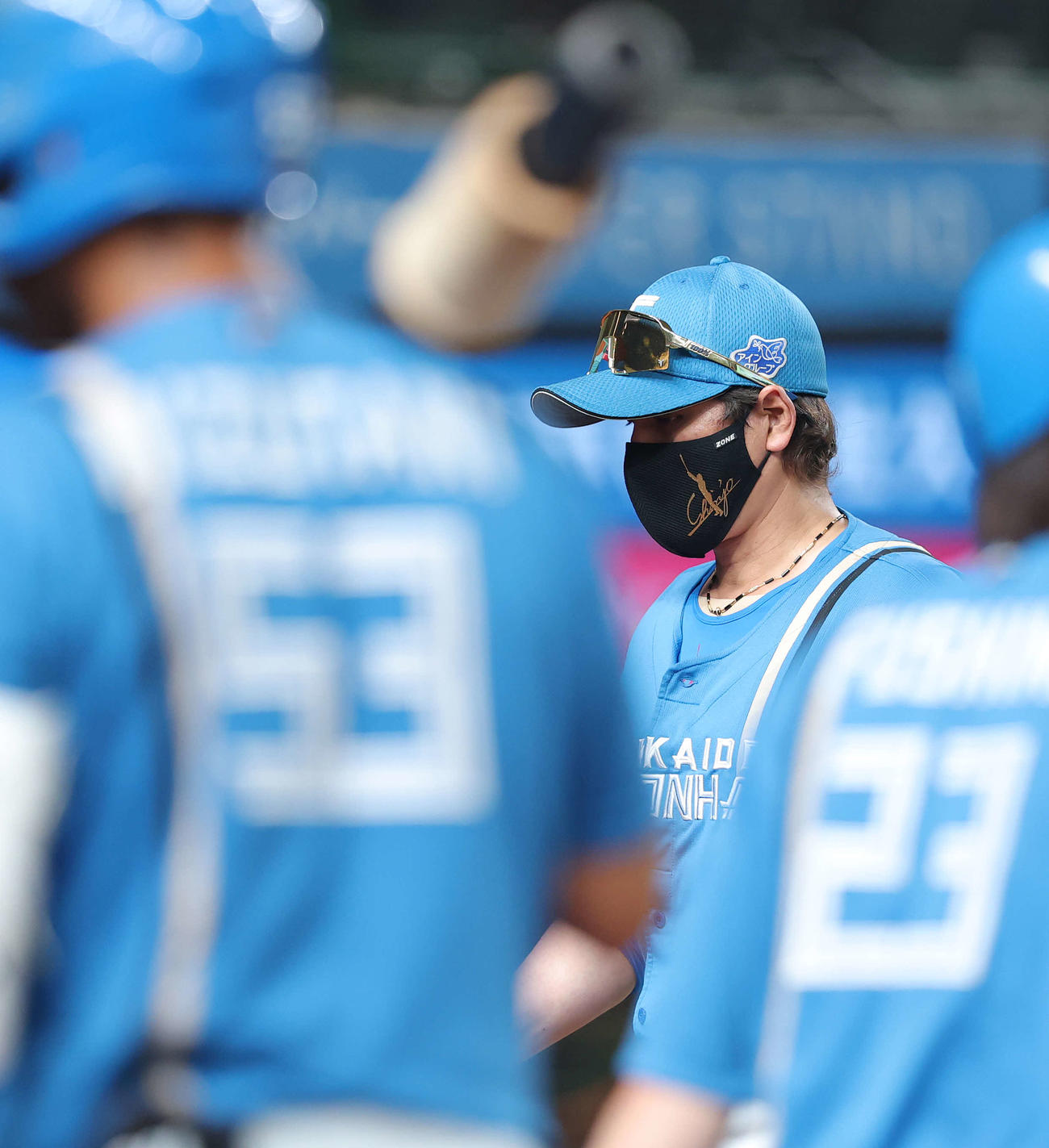 西武対日本ハム　7回表を終え選手交代を告げる新庄監督（撮影・河田真司）