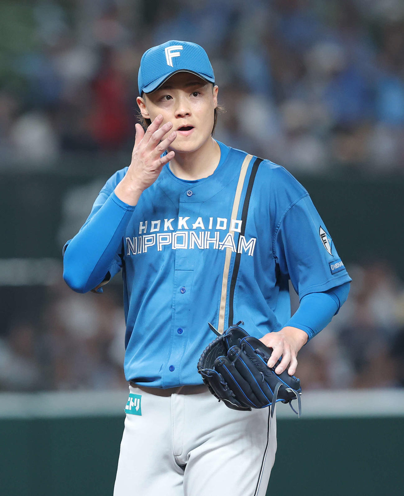 西武対日本ハム　4回裏西武無死一、二塁、降板する山崎（撮影・河田真司）
