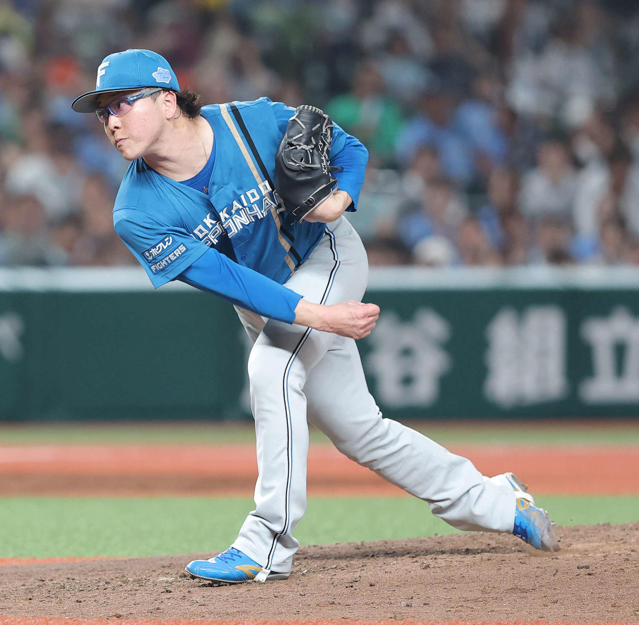 西武対日本ハム　4回裏西武無死一、二塁、2番手で登板する生田目（撮影・河田真司）