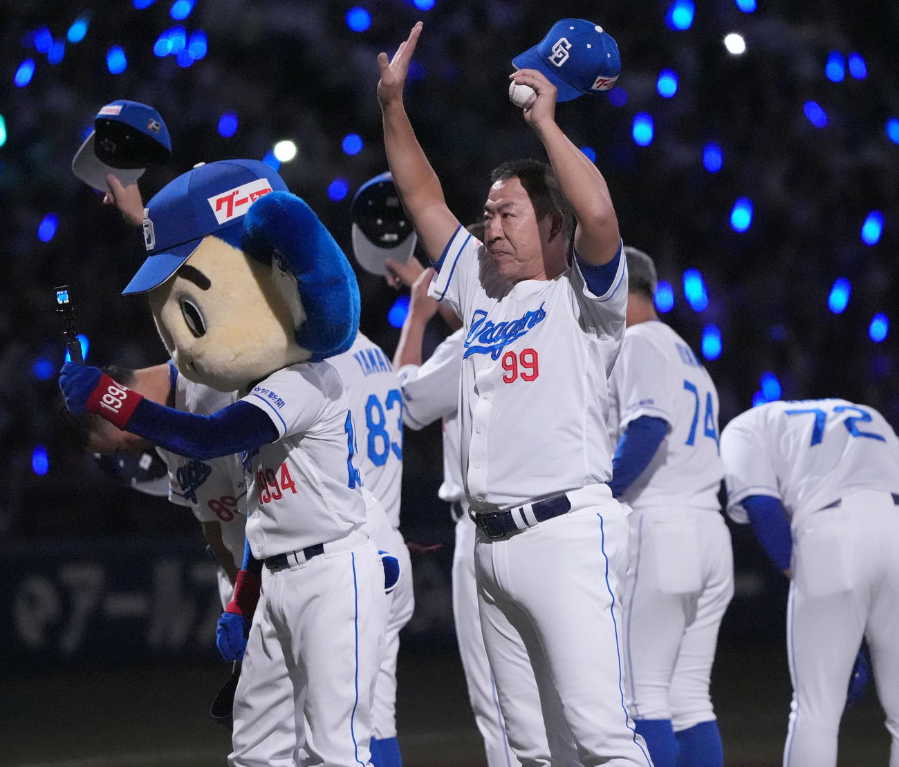 中日対ヤクルト　試合終了、井上監督（中央）はスタンドの観客に手を振る（撮影・森本幸一）