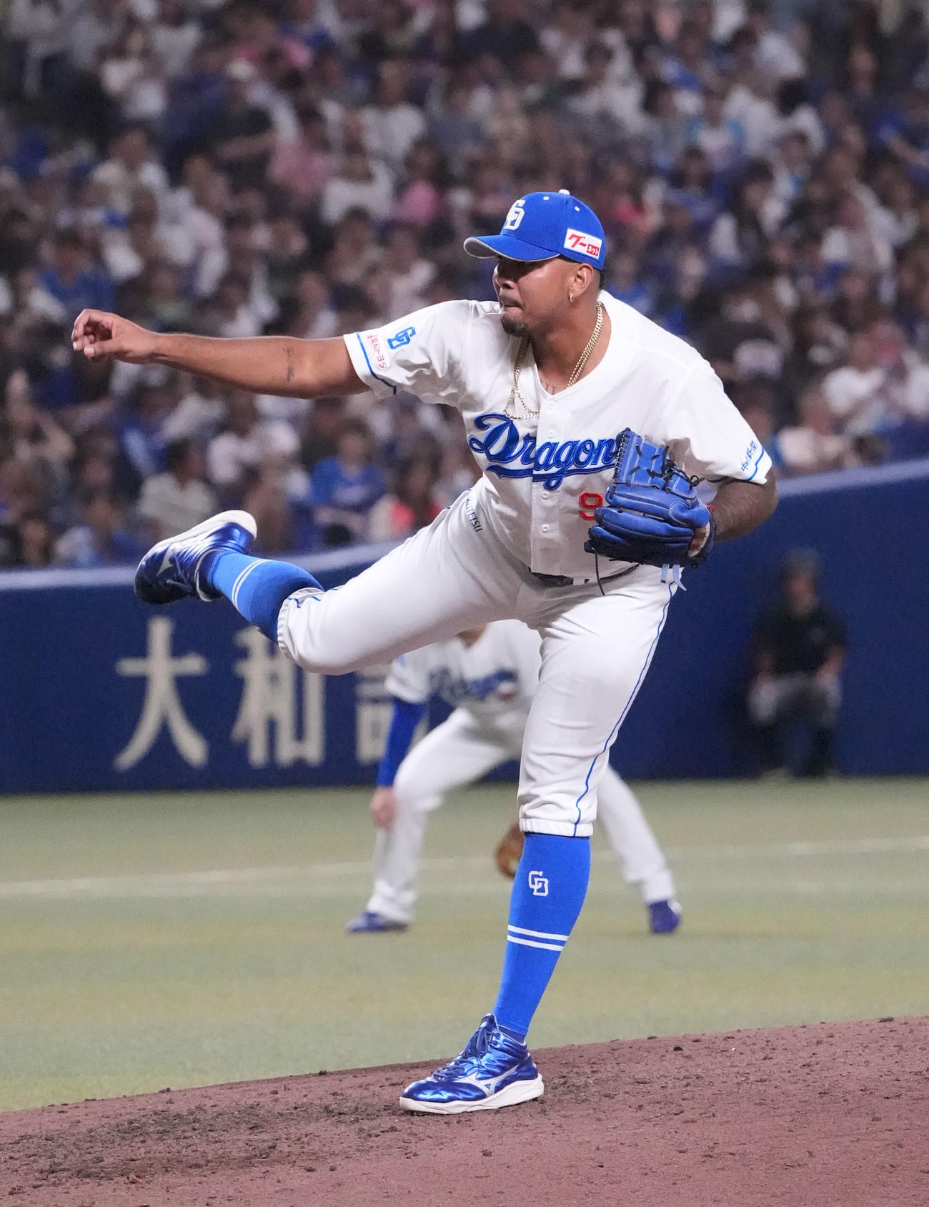 中日対ヤクルト　8回表、中日2番手で登板するメヒア（撮影・森本幸一）