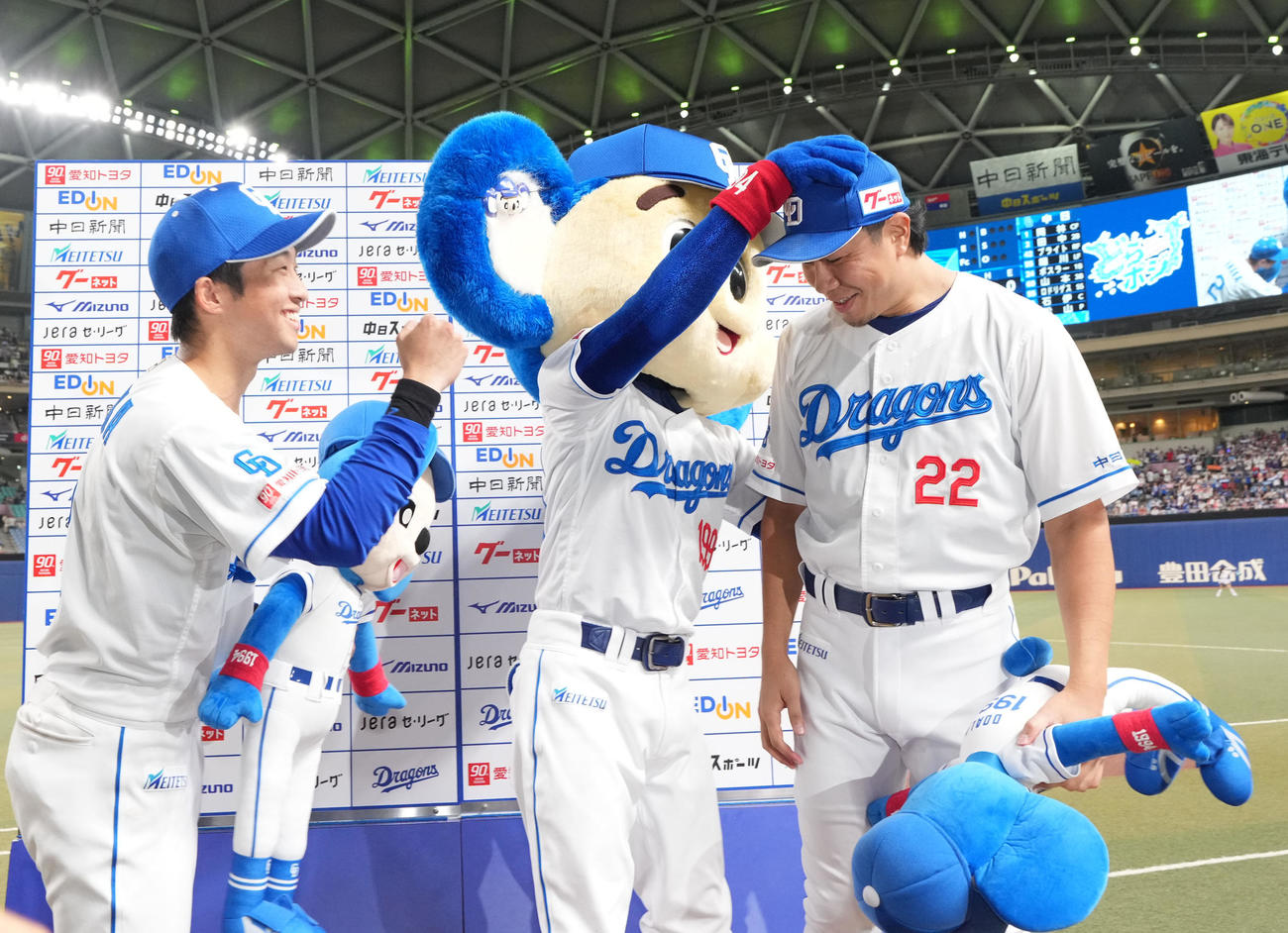中日対ヤクルト　ヒーローインタビューを終え大野（右）はドアラから祝福される（撮影・森本幸一）