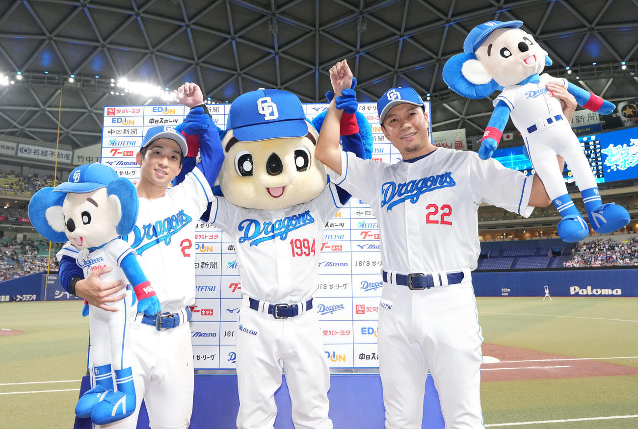 中日対ヤクルト　ヒーローインタビューを終えポーズを決める左から田中、ドアラ、大野（撮影・森本幸一）