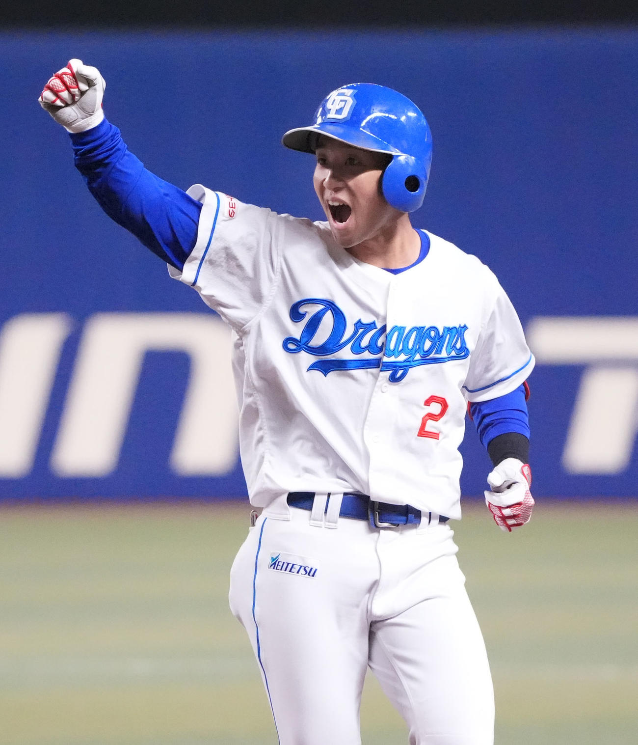 中日対ヤクルト　3回裏中日1死三塁、左前適時打を放ちガッツポーズをする田中（撮影・森本幸一）