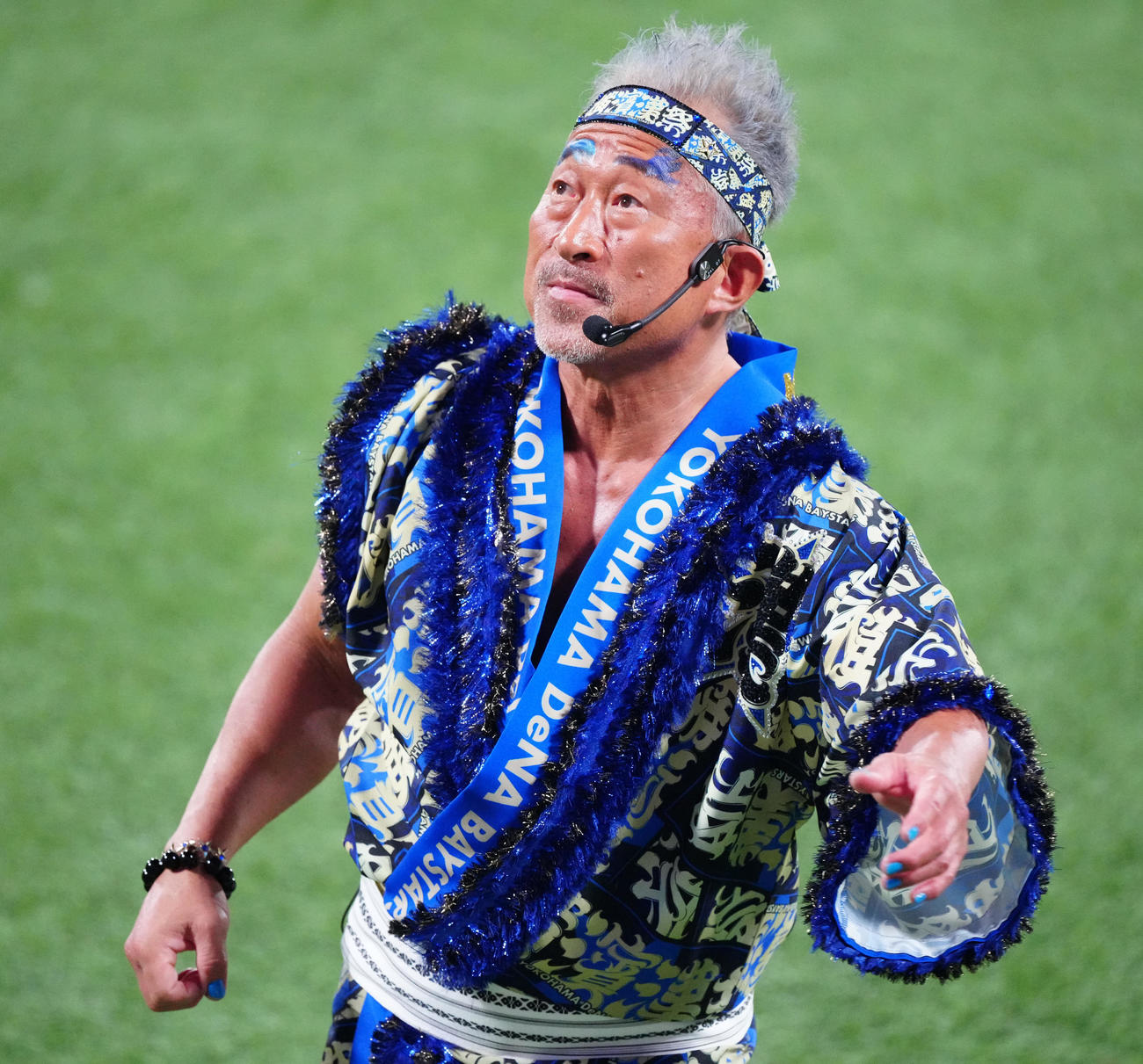 DeNA対阪神　4回表開始前、登場した角田信朗氏（撮影・江口和貴）