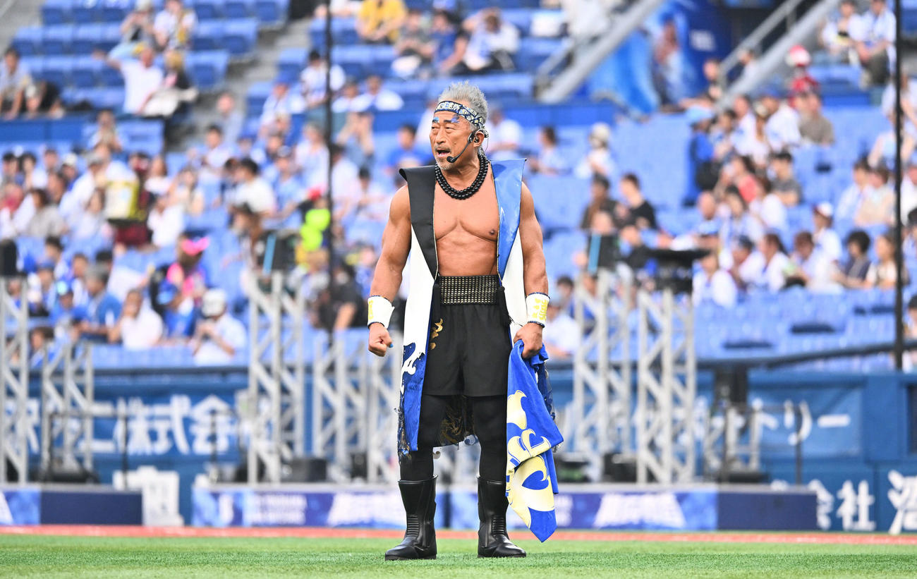 DeNA対阪神　試合前のイベントに登場した角田氏（撮影・滝沢徹郎）