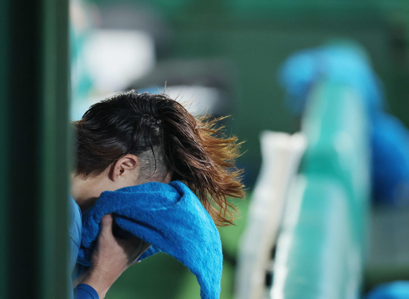 西武対日本ハム　4回裏西武無死一、二塁、降板し、ベンチで汗を拭う山崎（撮影・河田真司）