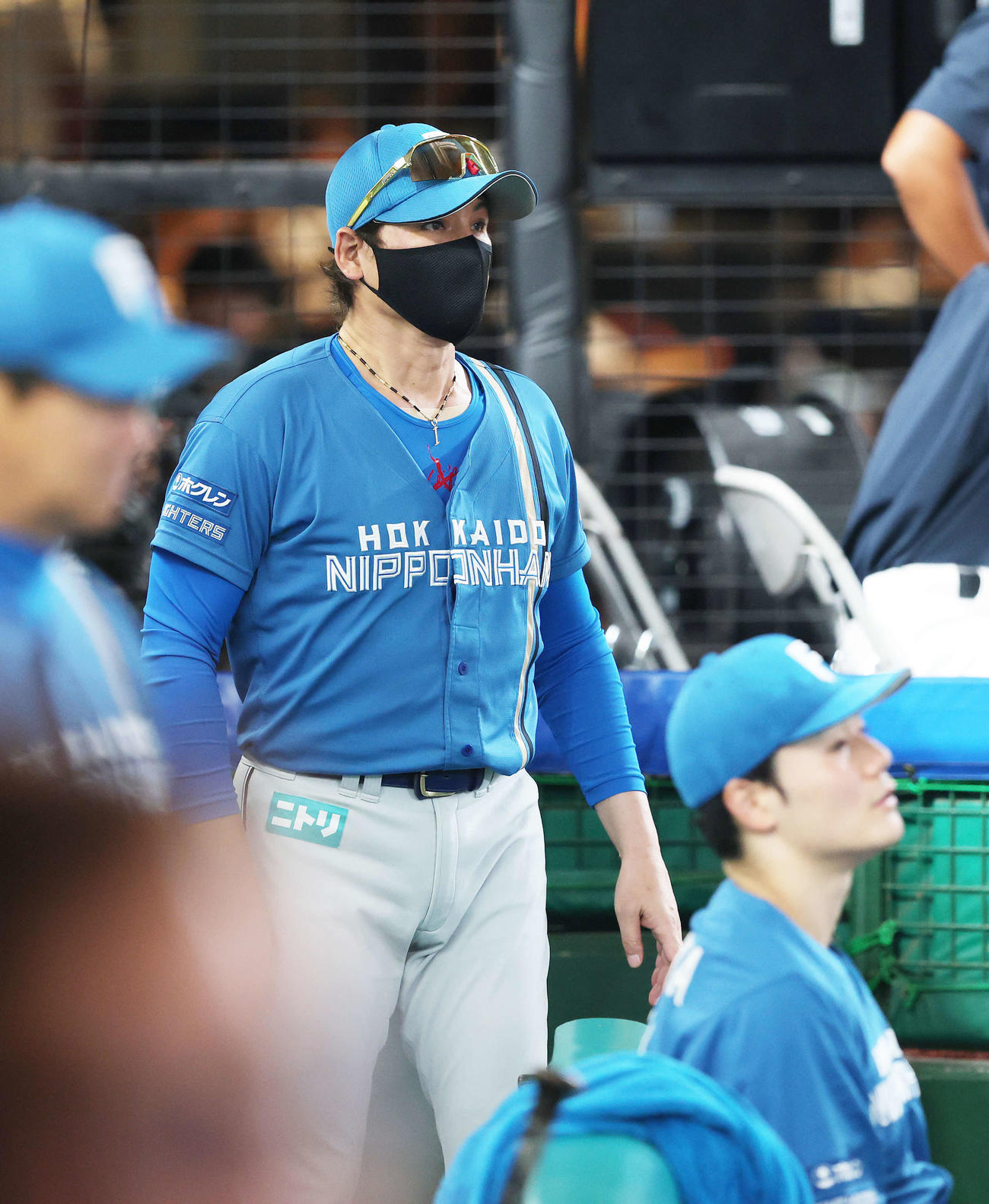 西武対日本ハム　5回表を終え、選手交代を告げる新庄監督（撮影・河田真司）
