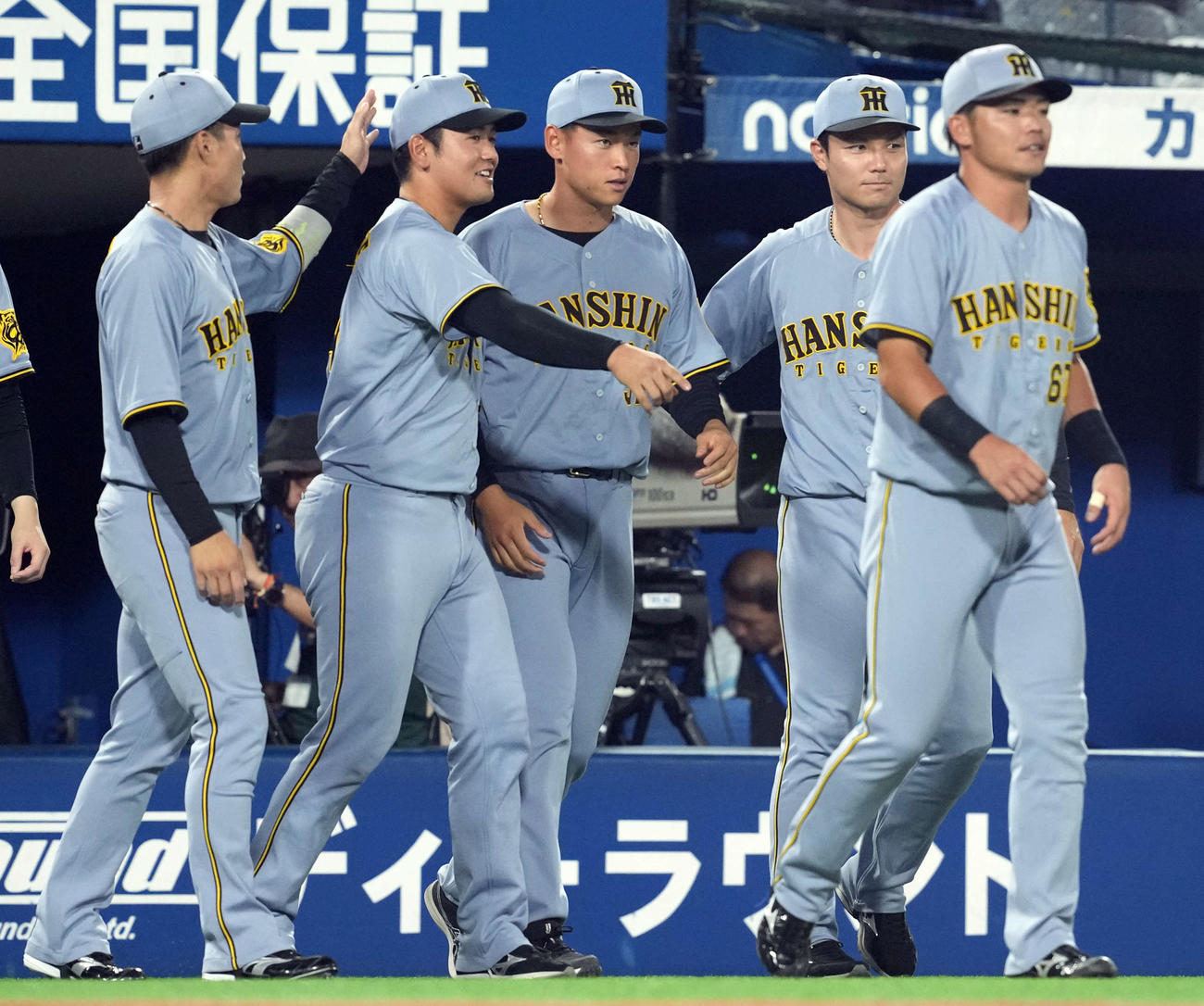 DeNA対阪神　プロ初勝利を飾った阪神早川（中央）はナインを出迎える（撮影・たえ見朱実）