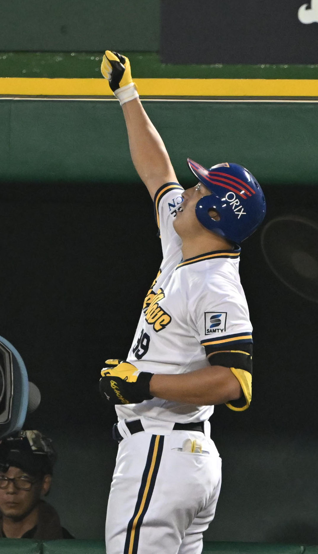 オリックス対ロッテ　2回裏オリックス無死、中越え本塁打を放った杉本は昇天ポーズ（撮影・和賀正仁）