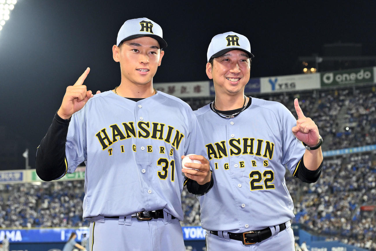 DeNA対阪神　試合後、プロ初勝利の阪神早川（左）は藤川監督と記念撮影する（撮影・滝沢徹郎）