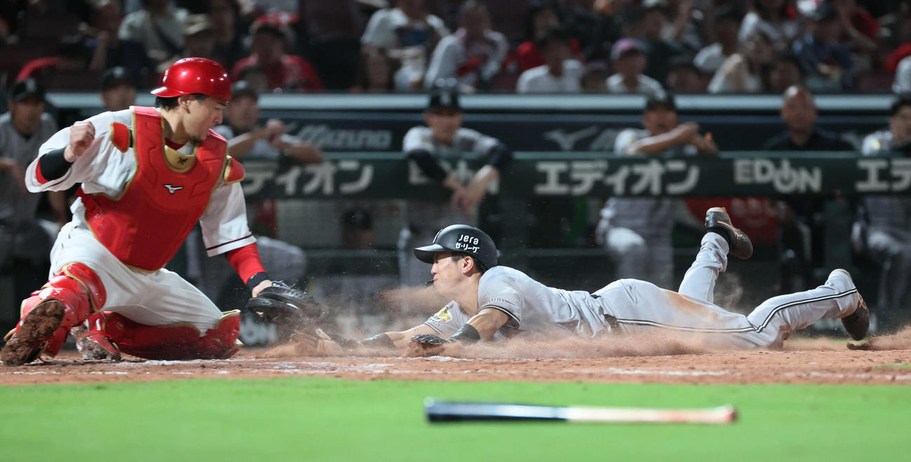 広島対巨人　9回表巨人1死一、三塁、リチャードは一ゴロ、三走門脇が本塁ゲッツー判定に阿部監督が抗議。捕手は会沢（撮影・加藤孝規）