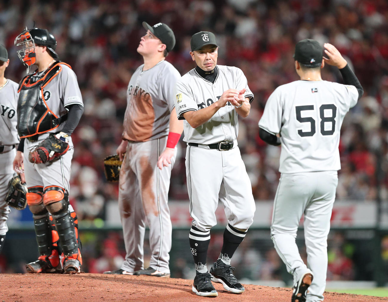 広島対巨人　5回途中、森田に交代を告げ船迫（右）を待つ阿部監督（撮影・梅根麻紀）