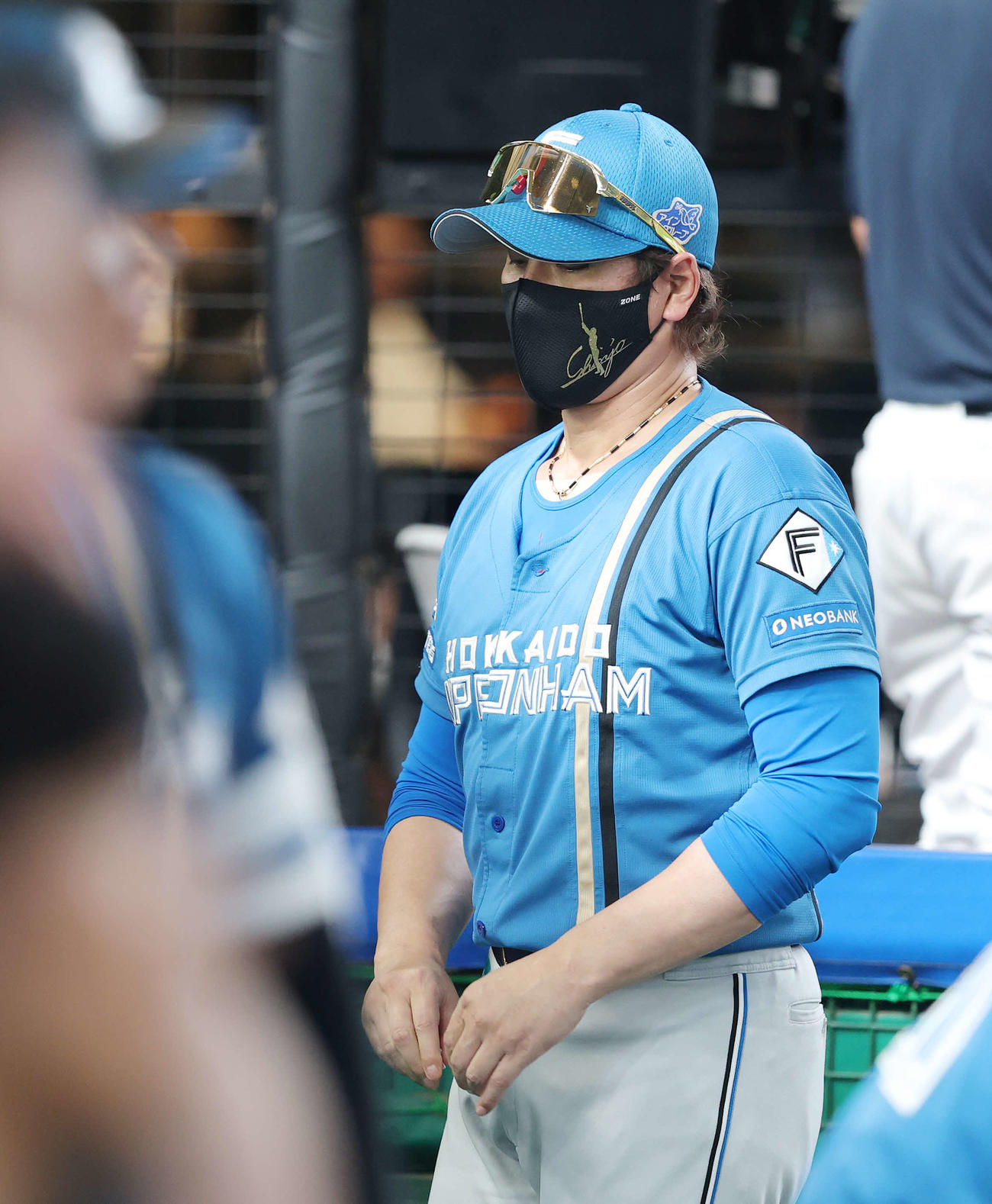 西武対日本ハム　7回表を終え選手交代を告げる新庄監督（撮影・河田真司）