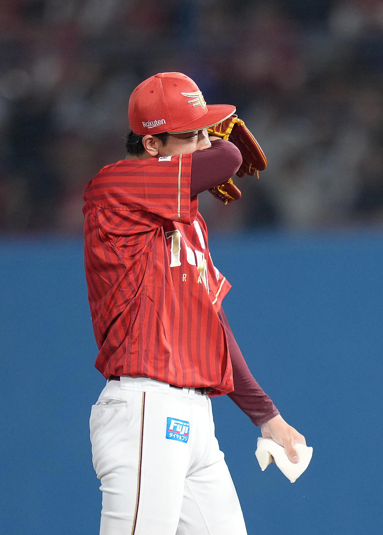 楽天対ソフトバンク　2回表ソフトバンク1死満塁、野村の遊ゴロで先制を許した古謝（撮影・足立雅史）