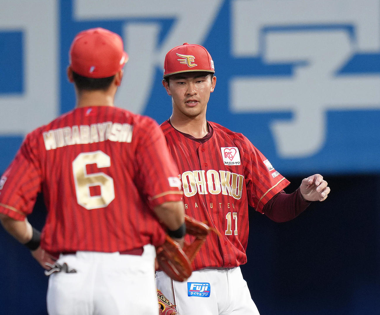 楽天対ソフトバンク　初回を無失点で終え、野手陣を迎える楽天先発の古謝（撮影・足立雅史）