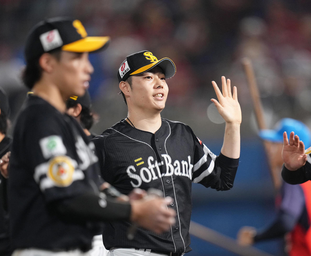楽天対ソフトバンク　7回裏楽天2死満塁、中島を左飛に仕留め笑顔でタッチを交わす松本裕（撮影・足立雅史）