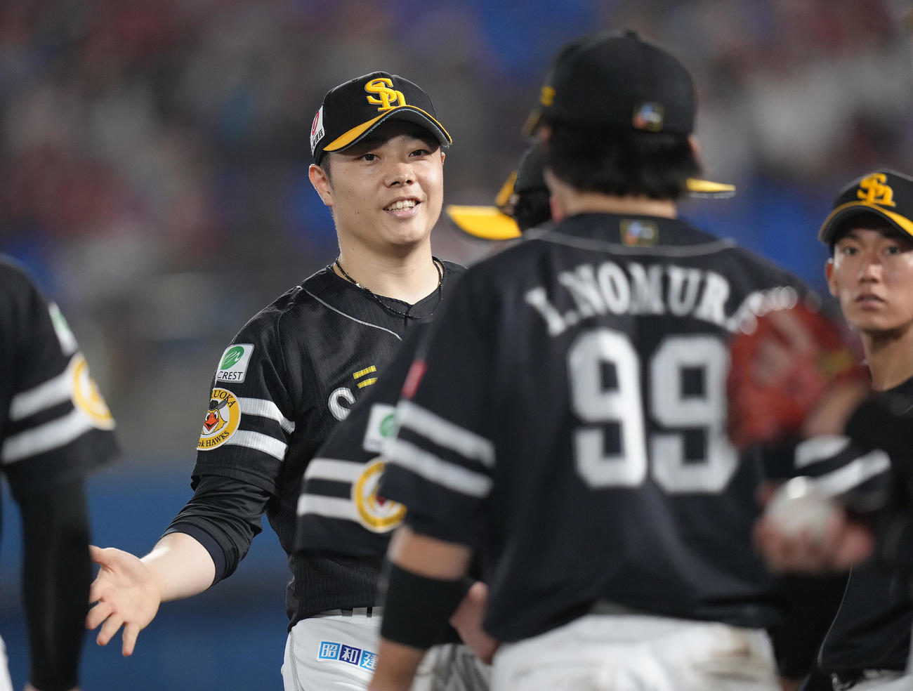 楽天対ソフトバンク　8回裏楽天2死、黒川を左飛に仕留め笑顔でタッチを交わす松本裕（撮影・足立雅史）