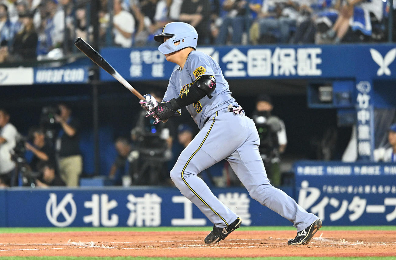 DeNA対阪神　4回表阪神1死一塁、大山は先制適時二塁打を放つ（撮影・滝沢徹郎）