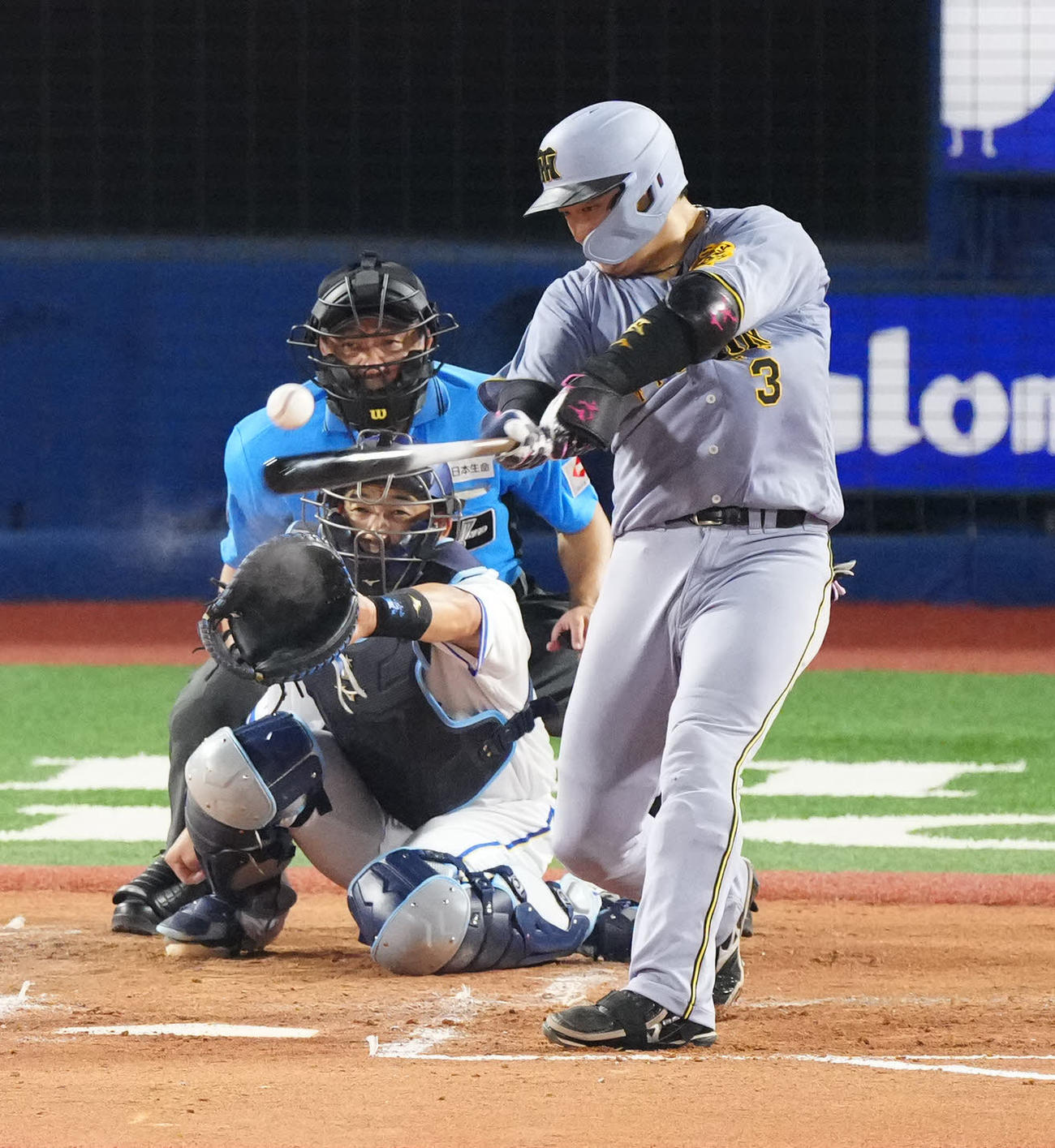 DeNA対阪神　4回表阪神1死一塁、先制適時二塁打を放つ大山（撮影・江口和貴）