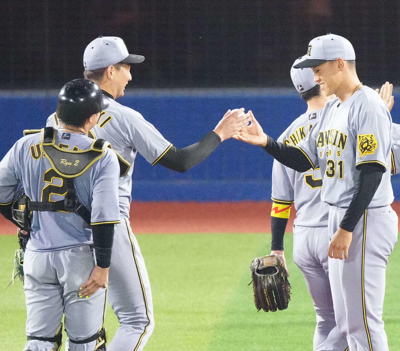 DeNA対阪神　試合後、阪神岩崎（左から2人目）から勝利球を受け取る早川（撮影・江口和貴）
