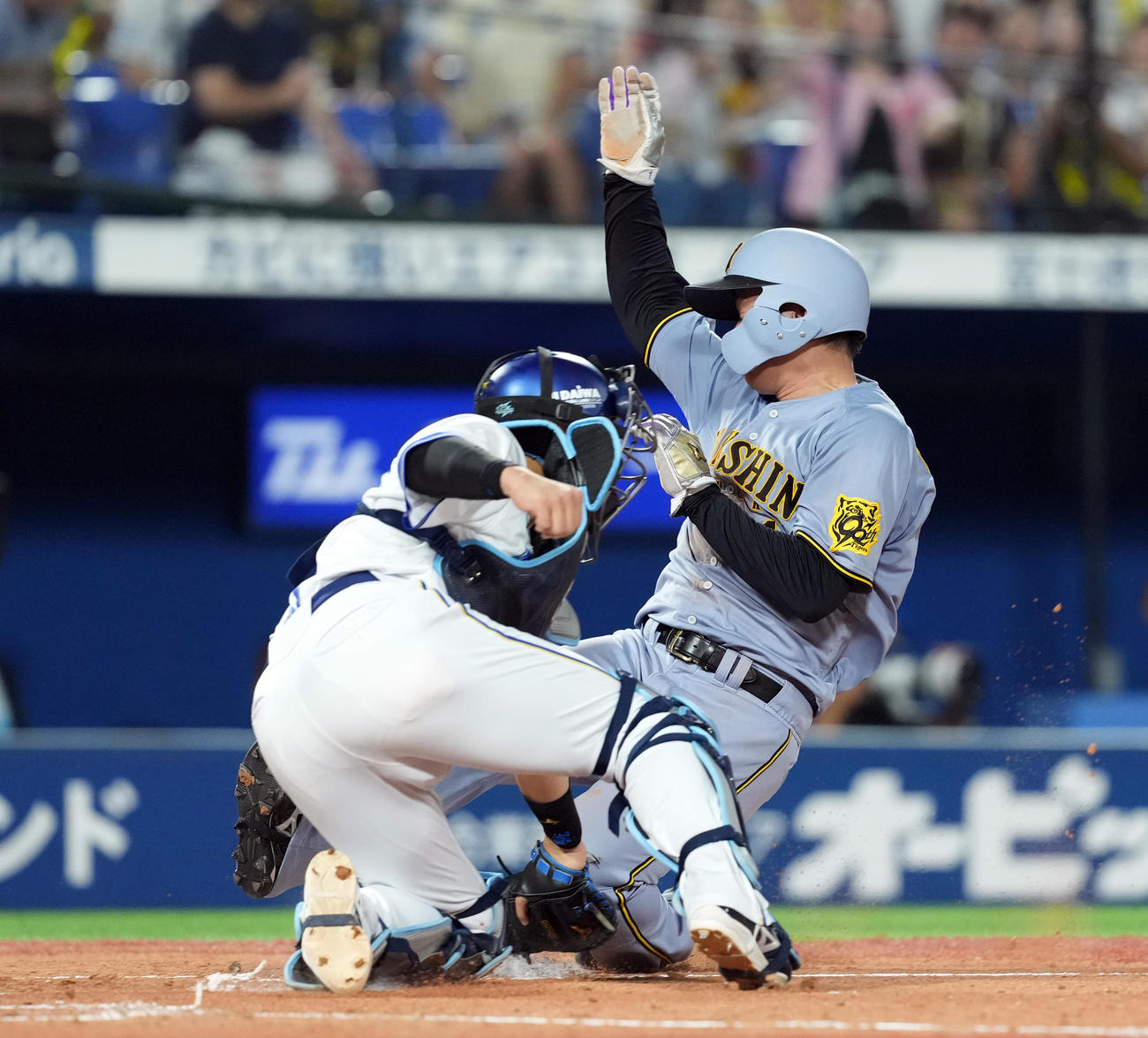 DeNA対阪神　4回表阪神1死一塁、大山の適時二塁打で生還する森下（撮影・たえ見朱実）
