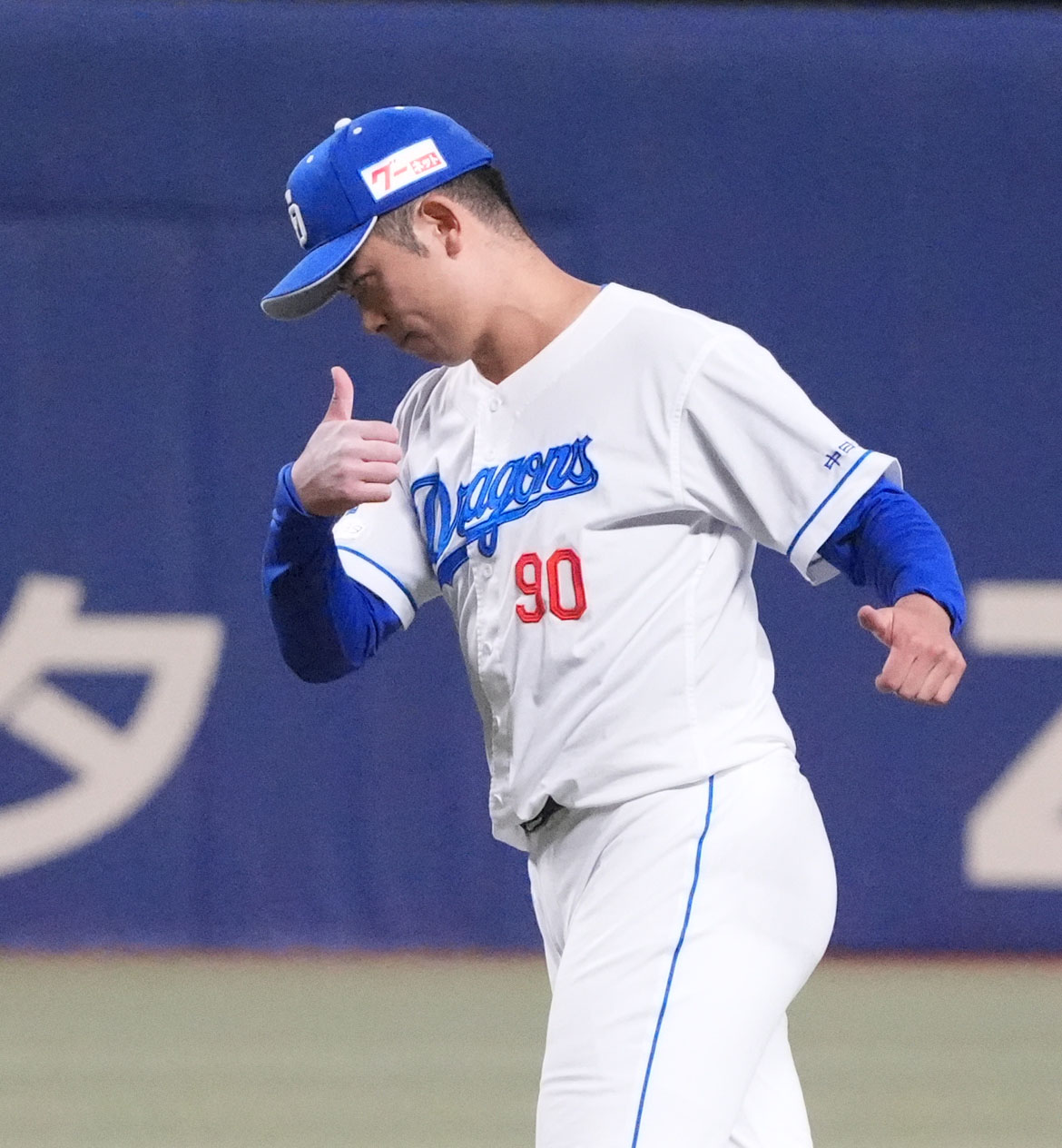 中日対ヤクルト　9回表ヤクルト2死、村上を投ゴロに打ち取りリリーフする松山（撮影・森本幸一）